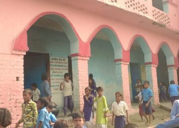 विद्यालय आने-जाने के लिए पगडंडी ही एक मात्र सहारा,बेलदौर के विभिन्न स्कूलों में शुक्रवार को अंडे मिलने की आस बच्चों की नहीं होती पूरी