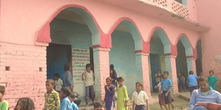 विद्यालय आने-जाने के लिए पगडंडी ही एक मात्र सहारा,बेलदौर के विभिन्न स्कूलों में शुक्रवार को अंडे मिलने की आस बच्चों की नहीं होती पूरी