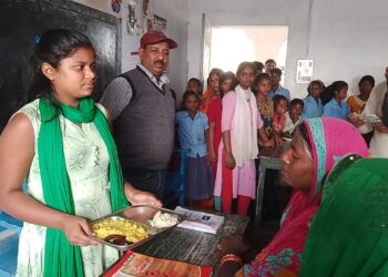 …और जब एमडीएम देख छात्राओं के परिजन हो गए प्रसन्न,डीएम डॉक्टर आलोक रंजन घोष के निर्देशानुसार स्कूल में आयोजित हुई थी बैठक