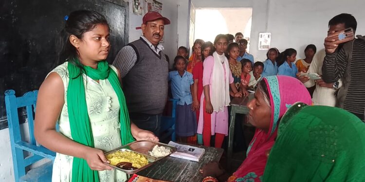 …और जब एमडीएम देख छात्राओं के परिजन हो गए प्रसन्न,डीएम डॉक्टर आलोक रंजन घोष के निर्देशानुसार स्कूल में आयोजित हुई थी बैठक