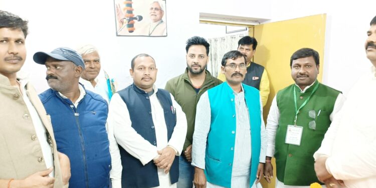 दूसरी बार जदयू के प्रदेश अध्यक्ष बने उमेश कुशवाहा को जिलाध्यक्ष बबलू मंडल ने पार्टीजनों के साथ मिलकर दी शुभकामनाएं, कहा-श्री कुशवाहा के नेतृत्व में क्षितिज पर पहुंचेगी पार्टी