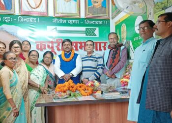 महिला कार्यकर्ताओं ने पुन:जिलाध्यक्ष पद पर मनोनित हुए बबलू मंडल का किया भव्य स्वागत,श्री मंडल ने कहा-पार्टी हाईकमान के विश्वास की कसौटी पर सदैव खड़े उतरते हुए सभी के दु:ख-दर्द के निदान का करुंगा प्रयास