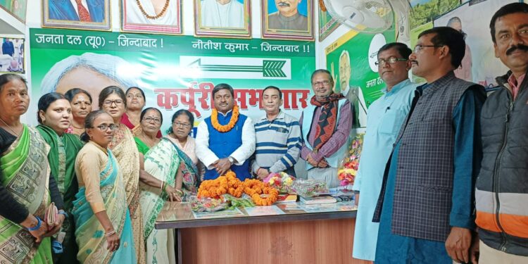 महिला कार्यकर्ताओं ने पुन:जिलाध्यक्ष पद पर मनोनित हुए बबलू मंडल का किया भव्य स्वागत,श्री मंडल ने कहा-पार्टी हाईकमान के विश्वास की कसौटी पर सदैव खड़े उतरते हुए सभी के दु:ख-दर्द के निदान का करुंगा प्रयास