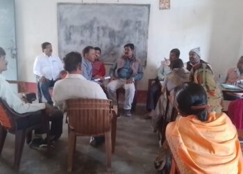 एक छात्रा को असामाजिक तत्वों द्वारा कट्टा दिखाने का मामला पकड़ा तूल,छात्र-छात्राओं, अभिभावकों,शिक्षक-शिक्षिकाओं और जनप्रतिनिधियों ने ऐसे तत्वों को सबक सिखाने की बनाई रणनीति