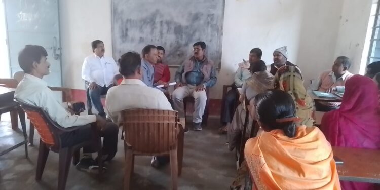 एक छात्रा को असामाजिक तत्वों द्वारा कट्टा दिखाने का मामला पकड़ा तूल,छात्र-छात्राओं, अभिभावकों,शिक्षक-शिक्षिकाओं और जनप्रतिनिधियों ने ऐसे तत्वों को सबक सिखाने की बनाई रणनीति