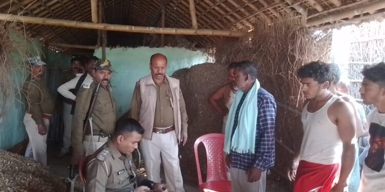 आरोपी के घर की सम्पत्ति को पुलिस ने किया कुर्क, मचा हड़कंप