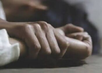 दबंग पड़ोसी ने घर में घुसकर महिला को बनाया हवश का शिकार,बंदूक की नोंक पर दिया घटना को अंजाम,जाते-जाते पड़ोसियों को दी गोलियों से छलनी कर देने की धमकी