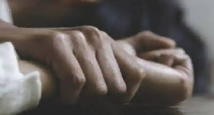 दबंग पड़ोसी ने घर में घुसकर महिला को बनाया हवश का शिकार,बंदूक की नोंक पर दिया घटना को अंजाम,जाते-जाते पड़ोसियों को दी गोलियों से छलनी कर देने की धमकी