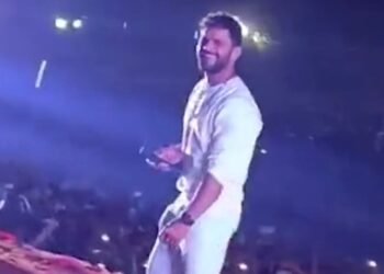 भोजपुरी सिनेमा के स्टार खेसारी लाल यादव के कार्यक्रम में जमकर तोड़फोड़,मोकामा और गोपालगंज के राजद प्रत्याशी के पक्ष में भाषणबाजी से नाराज दर्शकों ने तोडी कुर्सियां,मंच भी टूटा,भागकर लोगों ने बचाई अपनी जान