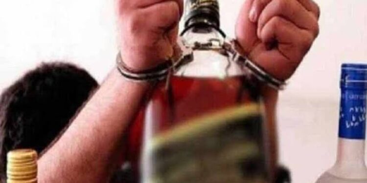शराब के नशे में चूर होकर शराबी कर रहा था पड़ोसी के साथ गाली गलौज,चढ़े पुलिस के हत्थे
