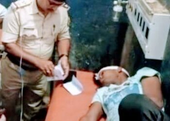 पिस्तौल लेकर कोचिंग सेंटर पहुंचे छात्र ने एक छात्र को मारी गोली,दूसरे को पीट- पीटकर किया घायल,गोली लगने से जख्मी छात्र चिंताजनक हालत में रेफर,महज कोचिंग में बैठने को लेकर हुआ था विवाद