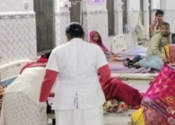 पत्नी को मृत बच्चा पैदा होने से आक्रोशित सनकी युवक ने ससुर को धारदार हथियार से वार कर उतारा मौत के घाट, सास और साले को किया बुरी तरह जख्मी