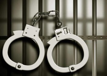 शराब के साथ बाइक सवार तीन शराब कारोबारी धराया