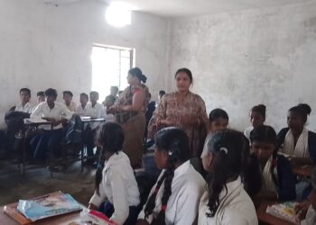 विद्यालय की गिरती व्यवस्था को आखिर संभालेगा कौन!आदर्श मध्य विद्यालय का औचक निरीक्षण किए जाने के क्रम में खुली शिक्षा व्यवस्था की कलई