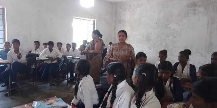 विद्यालय की गिरती व्यवस्था को आखिर संभालेगा कौन!आदर्श मध्य विद्यालय का औचक निरीक्षण किए जाने के क्रम में खुली शिक्षा व्यवस्था की कलई