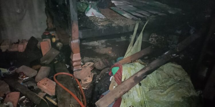 …और होते-होते रह गया बड़ा हादसा,बाल-बाल बची जान, सिलेंडर लीकेज रहने के कारण लगी घर में आग, सभी सामान जलकर खाक