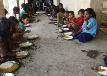 गंदे कपड़े पहनकर स्कूल पहुंचे थे बच्चे,महज एचएम के सहारे बच्चों को मिल रही थी शिक्षा,एमडीएम के नाम पर चावल और आलू की सब्जी गई परोसी, एचएम के पति ने कहा-अंडा लाने बाजार जाएगा कौन!