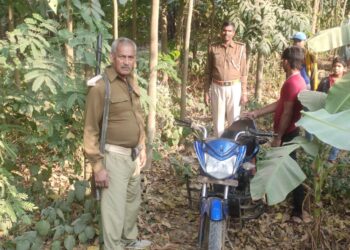 केले के खेत में लावारिस हालत में पड़ी बाइक आखिर है किसकी!किसी राहगीर के साथ घटना को अंजाम दे अपराधियों ने छिपा तो नहीं दी थी बाइक!बाइक बरामद कर पड़ताल में जुटी पुलिस