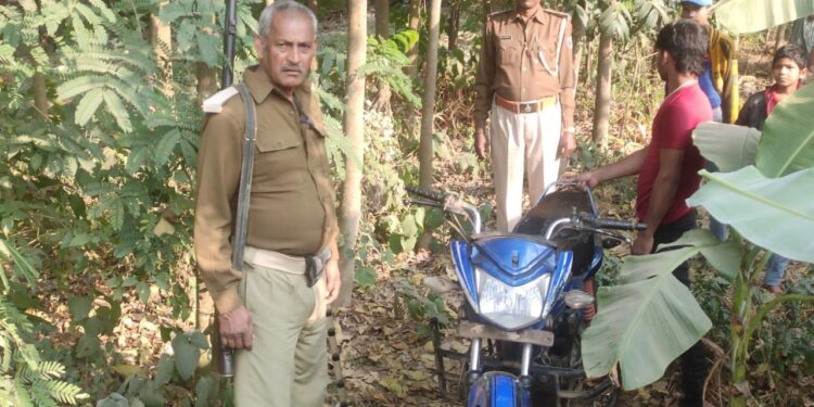 केले के खेत में लावारिस हालत में पड़ी बाइक आखिर है किसकी!किसी राहगीर के साथ घटना को अंजाम दे अपराधियों ने छिपा तो नहीं दी थी बाइक!बाइक बरामद कर पड़ताल में जुटी पुलिस
