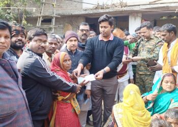 असम में खगड़िया के दो मजदूरों की मौत का मामला:जिला प्रशासन के अधिकारी और जदयू जिला अध्यक्ष ने बछौता पहुंचकर पीड़ित परिवारों को सीएम राहत कोष से दिया दो- दो लाख का चेक