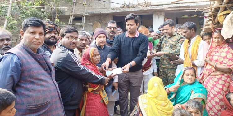 असम में खगड़िया के दो मजदूरों की मौत का मामला:जिला प्रशासन के अधिकारी और जदयू जिला अध्यक्ष ने बछौता पहुंचकर पीड़ित परिवारों को सीएम राहत कोष से दिया दो- दो लाख का चेक