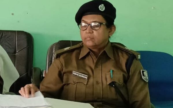 शराब का कारोबार करने के जुर्म में महिला गिरफ्तार,चार वर्षों से फरारी जीवन जी रहा दो नामजद अभियुक्त भी चढ़ा पुलिस के हत्थे,हिरासत में लिए गए संदिग्ध की कुंडली खंगाल रही पुलिस