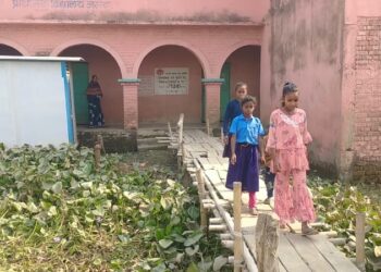 विद्यालय में न है शौचालय और न ही है पानी पीने की व्यवस्था,चचरी पुल है स्कूल आने-जाने का सहारा,बच्चों की उपस्थिति नगण्य देख जब पत्रकारों ने किया सवाल,तो एचएम ने कहा कि,यह सब मत छापिए