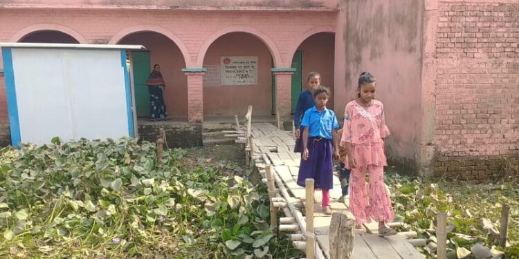 विद्यालय में न है शौचालय और न ही है पानी पीने की व्यवस्था,चचरी पुल है स्कूल आने-जाने का सहारा,बच्चों की उपस्थिति नगण्य देख जब पत्रकारों ने किया सवाल,तो एचएम ने कहा कि,यह सब मत छापिए