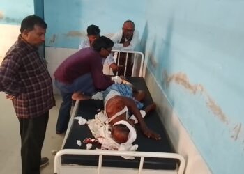 जमीनी विवाद में जमकर हुई मारपीट,दोनों पक्षों के जख्मी आधा दर्जन लोगों का प्राथमिक स्वास्थ्य केन्द्र में चल रहा है इलाज