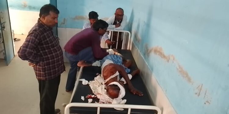 जमीनी विवाद में जमकर हुई मारपीट,दोनों पक्षों के जख्मी आधा दर्जन लोगों का प्राथमिक स्वास्थ्य केन्द्र में चल रहा है इलाज