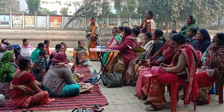 डीपीओ के विरुद्ध आखिर क्यों भड़की आंगनबाड़ी सेविकाएं!लगाया प्रताड़ना व वसूली का लगाया आरोप, कहा-डीएम से मिलकर पूरे मामले से कराया जाएगा अवगत