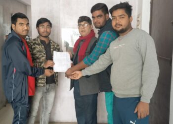 स्नातक में नामांकन को ले छात्र राजद और कोसी महाविद्यालय छात्र संघ ने संयुक्त रुप से प्रभारी प्राचार्य को सौंपा पत्र,छात्रों की परेशानी को किया रेखांकित