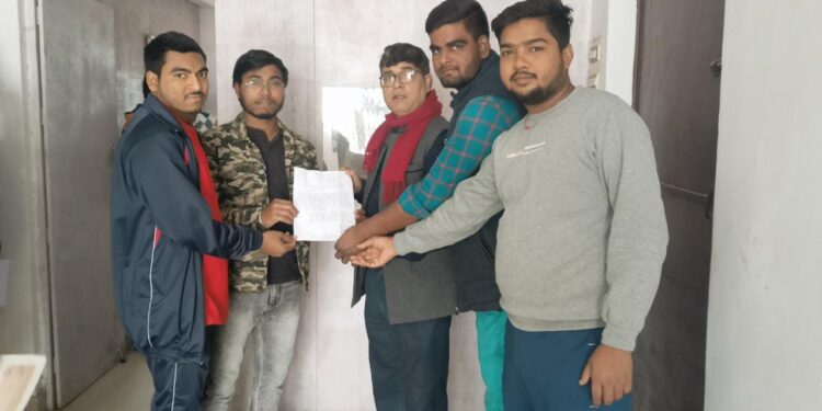 स्नातक में नामांकन को ले छात्र राजद और कोसी महाविद्यालय छात्र संघ ने संयुक्त रुप से प्रभारी प्राचार्य को सौंपा पत्र,छात्रों की परेशानी को किया रेखांकित