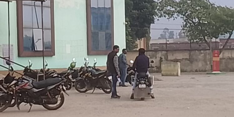 प्रखंड प्रमुख के शिक्षक पुत्र पर खूब बरस रही विभागीय मेहरबानी,स्कूल में पठन पाठन से अधिक राजनीति में दिलचस्पी रखने वाले प्रखंड प्रमुख पुत्र का किस्सा हो रहा सरेआम