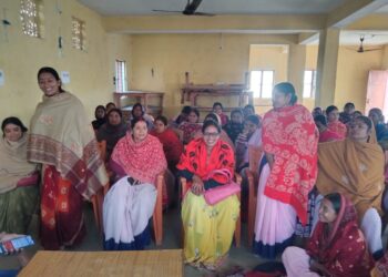 साप्ताहिक बैठक में विभिन्न योजनाओं को ले आशा कार्यकर्ताओं को जागरुकता फैलाने का निर्देश,अस्पताल प्रभारी डॉ चन्द्रप्रकाश ने कहा-सजगता के साथ नगर परिषद चुनाव के दौरान निभानी होगी ड्यूटी