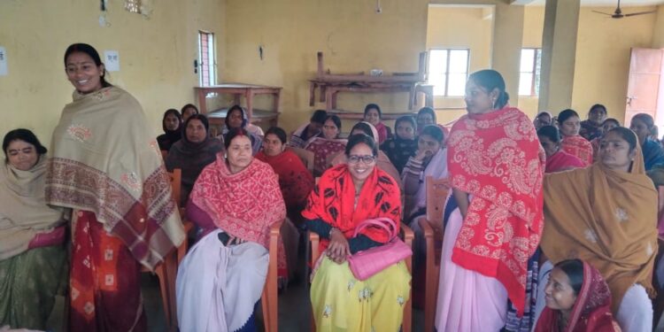 साप्ताहिक बैठक में विभिन्न योजनाओं को ले आशा कार्यकर्ताओं को जागरुकता फैलाने का निर्देश,अस्पताल प्रभारी डॉ चन्द्रप्रकाश ने कहा-सजगता के साथ नगर परिषद चुनाव के दौरान निभानी होगी ड्यूटी