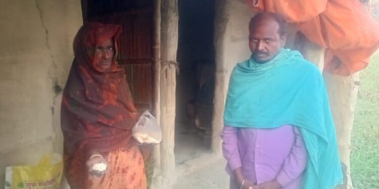 …और जब डीलर द्वारा लाभुकों को दिए गए रबर से बने नकली चावल,नाराज लाभुकों ने एसडीओ से की शिकायत,मामले की जांच कर रहे एमओ