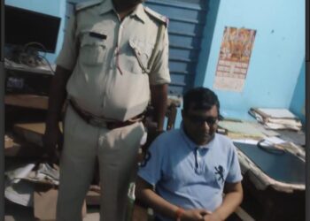 दारुबाज सीएचसी प्रभारी डॉक्टर राजीव रंजन डीएम आलोक रंजन घोष की गुगली पर हो गए बोल्ड, अन्यथा नशेबाज डॉक्टर करते रहते बल्लेबाजी