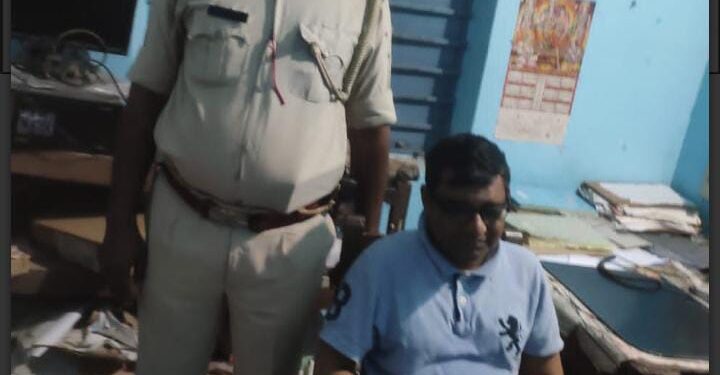 दारुबाज सीएचसी प्रभारी डॉक्टर राजीव रंजन डीएम आलोक रंजन घोष की गुगली पर हो गए बोल्ड, अन्यथा नशेबाज डॉक्टर करते रहते बल्लेबाजी