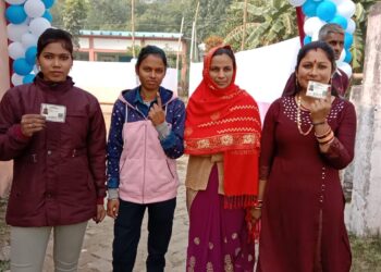 लोकतंत्र के महापर्व में पहली बार अपना मत देने पहुंची युवतियों और नवविवाहिता ने दिखाया खासे उत्साह,तो लड़खड़ाते कदमों से मताधिकार का प्रयोग करने पहुंचे बुजुर्गों को देख युवाओं के मन में भी नए उत्साह का हुआ संचार,परबत्ता नप में अजब-गजब दिख रहा मतदाताओं का उत्साह