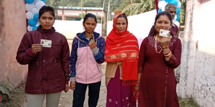 लोकतंत्र के महापर्व में पहली बार अपना मत देने पहुंची युवतियों और नवविवाहिता ने दिखाया खासे उत्साह,तो लड़खड़ाते कदमों से मताधिकार का प्रयोग करने पहुंचे बुजुर्गों को देख युवाओं के मन में भी नए उत्साह का हुआ संचार,परबत्ता नप में अजब-गजब दिख रहा मतदाताओं का उत्साह
