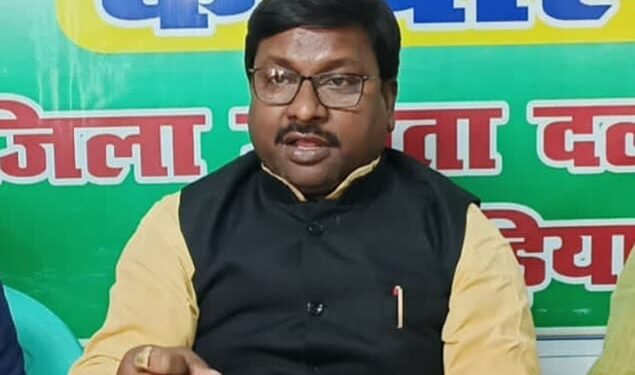 जहरीली शराब पीकर लोगों के मरने का सिलसिला है जारी और चल रहा है बयानबाजी का दौर,जदयू के जिलाध्यक्ष बबलू मंडल ने कहा-शराबबंदी हटवाकर भाजपा अपने मंसूबे में होना चाहती कामयाब,अवैध शराब पीने से हुई मौत के मामले में बीजेपी शासित प्रदेश देश में अव्वल