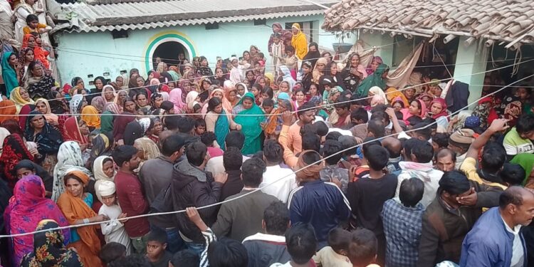 ट्रक और स्कार्पियो के बीच आमने-सामने की हुई टक्कर में स्कार्पियो सवार महिला की दर्दनाक मौत, 5बच्चे जख्मी,शव के घर पहुंचते ही पसरा मातम,पति भी पूर्व में सड़क दुर्घटना का हुए थे शिकार