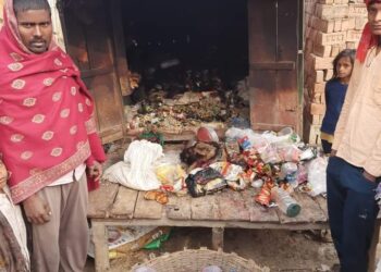 किराना दुकान में असामाजिक तत्वों ने लगा दी आग,हजारों का सामान हो गया स्वाहा