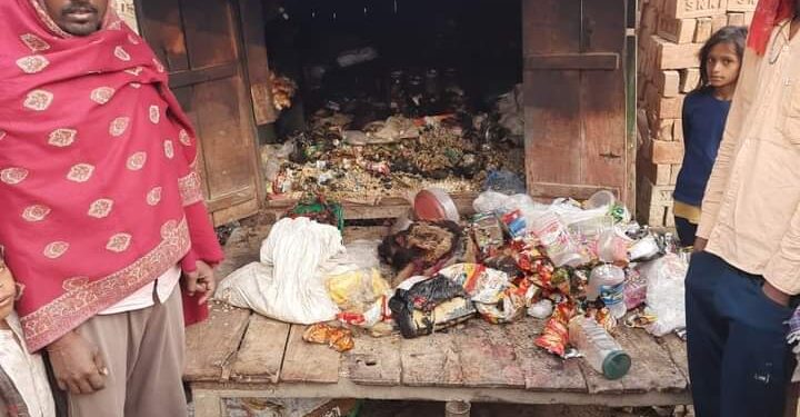 किराना दुकान में असामाजिक तत्वों ने लगा दी आग,हजारों का सामान हो गया स्वाहा