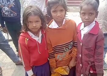 एचएम के विरुद्ध लगा बच्चों के जरिए एमडीएम के दाल व तेल चोरी करवाने का आरोप, आक्रोशित ग्रामीणों ने स्कूल में ताला जड़कर कर दिया शुम्भा-खगड़िया पथ को जाम, रसोईया ने भी खोलकर रख दिया एचएम का काला चिट्ठा