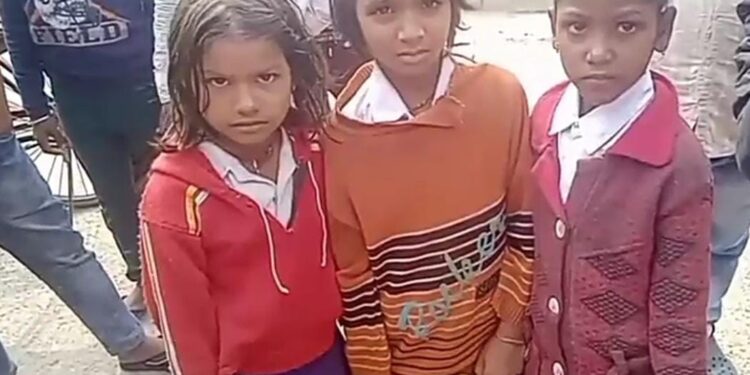 एचएम के विरुद्ध लगा बच्चों के जरिए एमडीएम के दाल व तेल चोरी करवाने का आरोप, आक्रोशित ग्रामीणों ने स्कूल में ताला जड़कर कर दिया शुम्भा-खगड़िया पथ को जाम, रसोईया ने भी खोलकर रख दिया एचएम का काला चिट्ठा