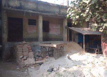 मतदान केन्द्र बना है गंजेड़ियों का अड्डा,मतदान केन्द्र के बाहर लगा है ईंट-बालू और कचरों का ढ़ेर, आगामी 28 दिसम्बर को मतदाता करने कैसे जाएंगे मतदान!!