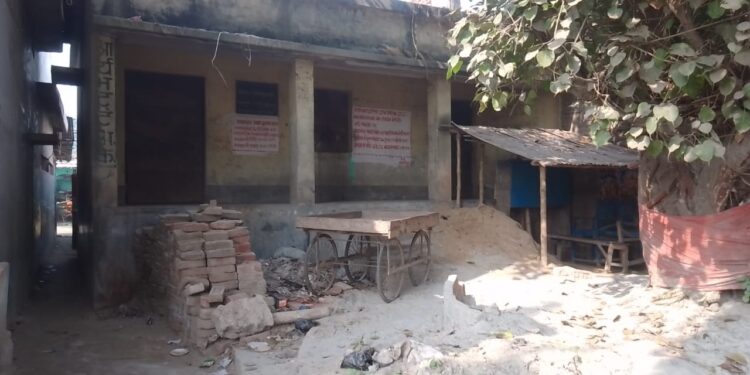 मतदान केन्द्र बना है गंजेड़ियों का अड्डा,मतदान केन्द्र के बाहर लगा है ईंट-बालू और कचरों का ढ़ेर, आगामी 28 दिसम्बर को मतदाता करने कैसे जाएंगे मतदान!!