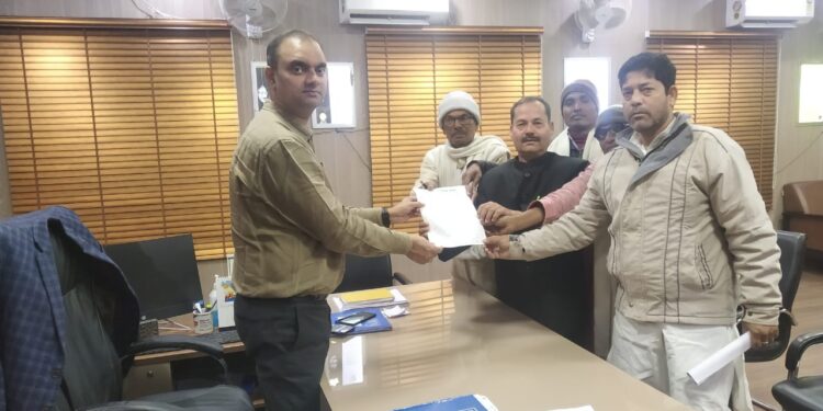 जल-जमाव की समस्या से आजिज किसानों के जत्थे ने डीएम को सौंपा ज्ञापन, सहायक अभियंता और संवेदक के कारनामों से कराया अवगत,खाद की कालाबाजारी में कृषि समन्वयक एवं प्रखंड कृषि पदाधिकारी को बताया संलिप्त